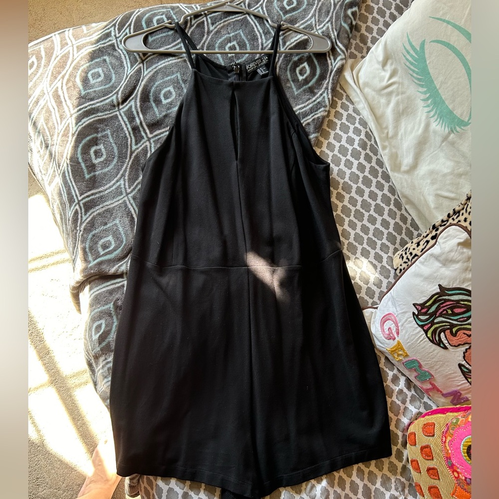 FOREVER 21 PLUS SIZE BLACK ROMPER WITH CUTOUT CHEST & ZIP CLOSURE BACK. SIZE 1X
